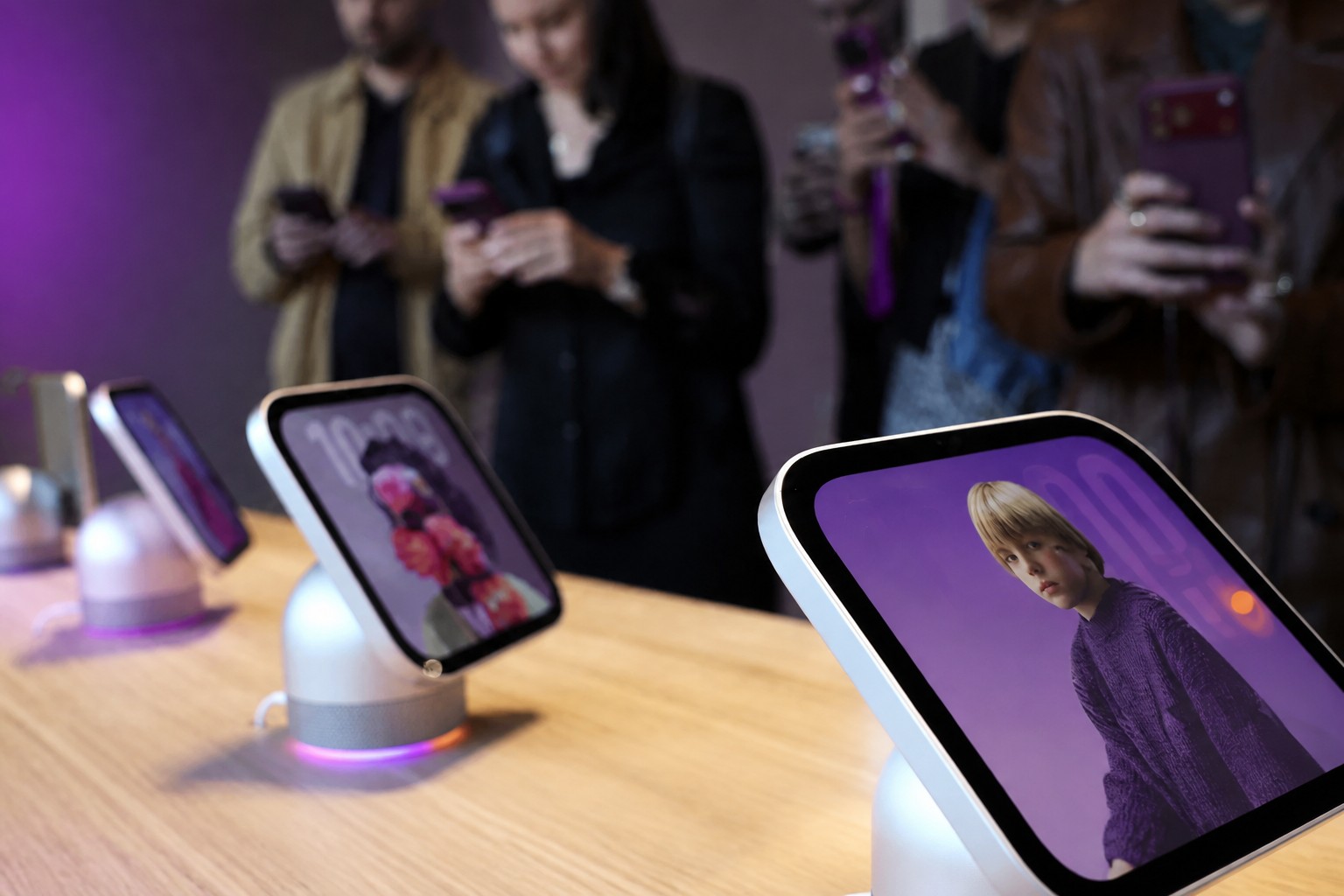 Cover: Apple brings AI-powered Siri to its new HomeView device