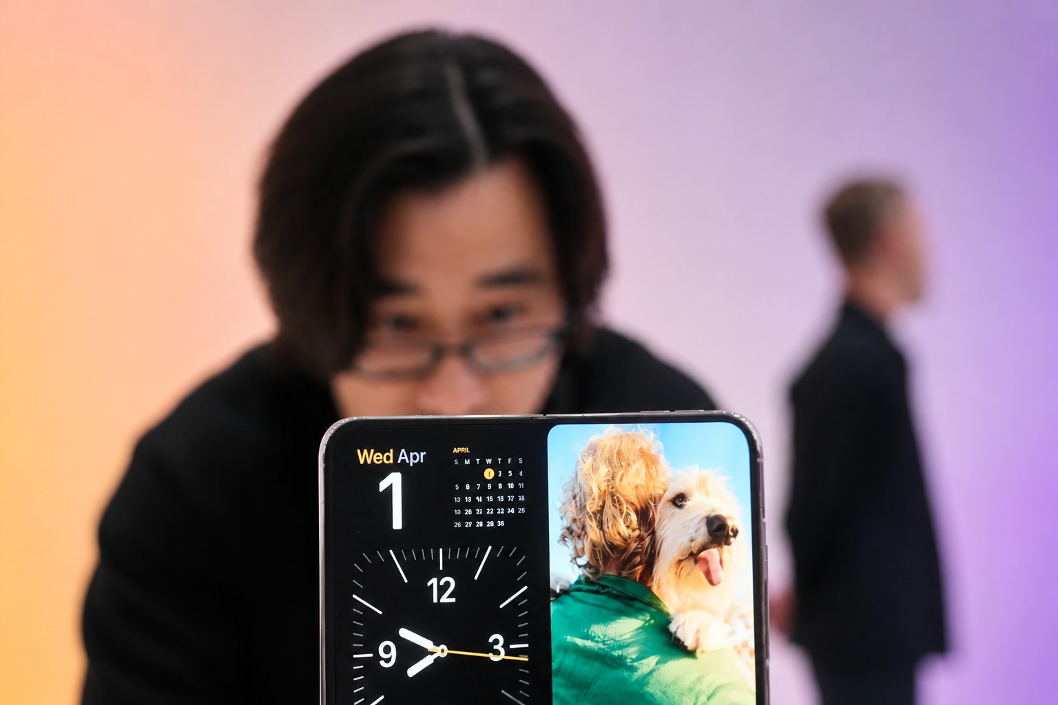 Обложка: Apple представила складной iPhone Duo — новый гендиректор в центре внимания