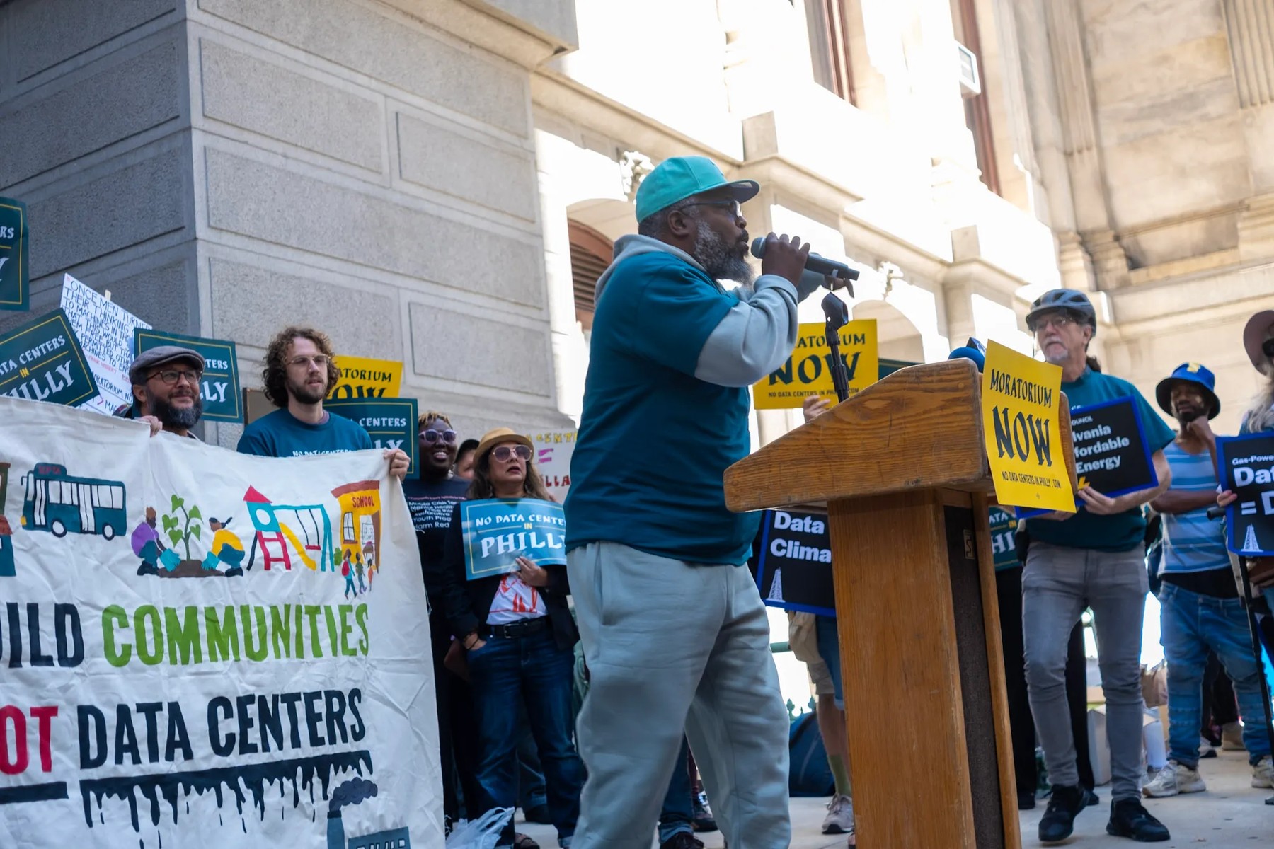 Шомар Питтс (Philly Thrive) на митинге «Нет центрам обработки данных в Филадельфии»
