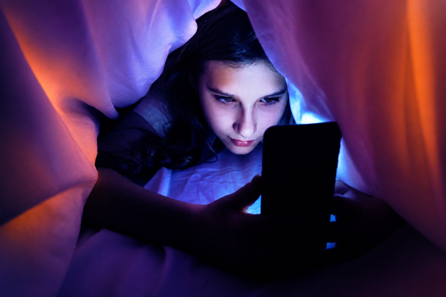 Обложка: Бывший руководитель Google предупреждает: ИИ может вредить детям сильнее соцсетей