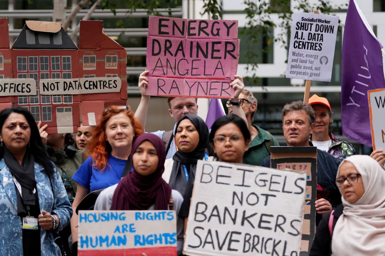 Протестующие выступают против планов реконструкции территории пивоварни Truman Brewery площадью 10 акров на Брик-лейн, предусматривающих строительство дата-центра