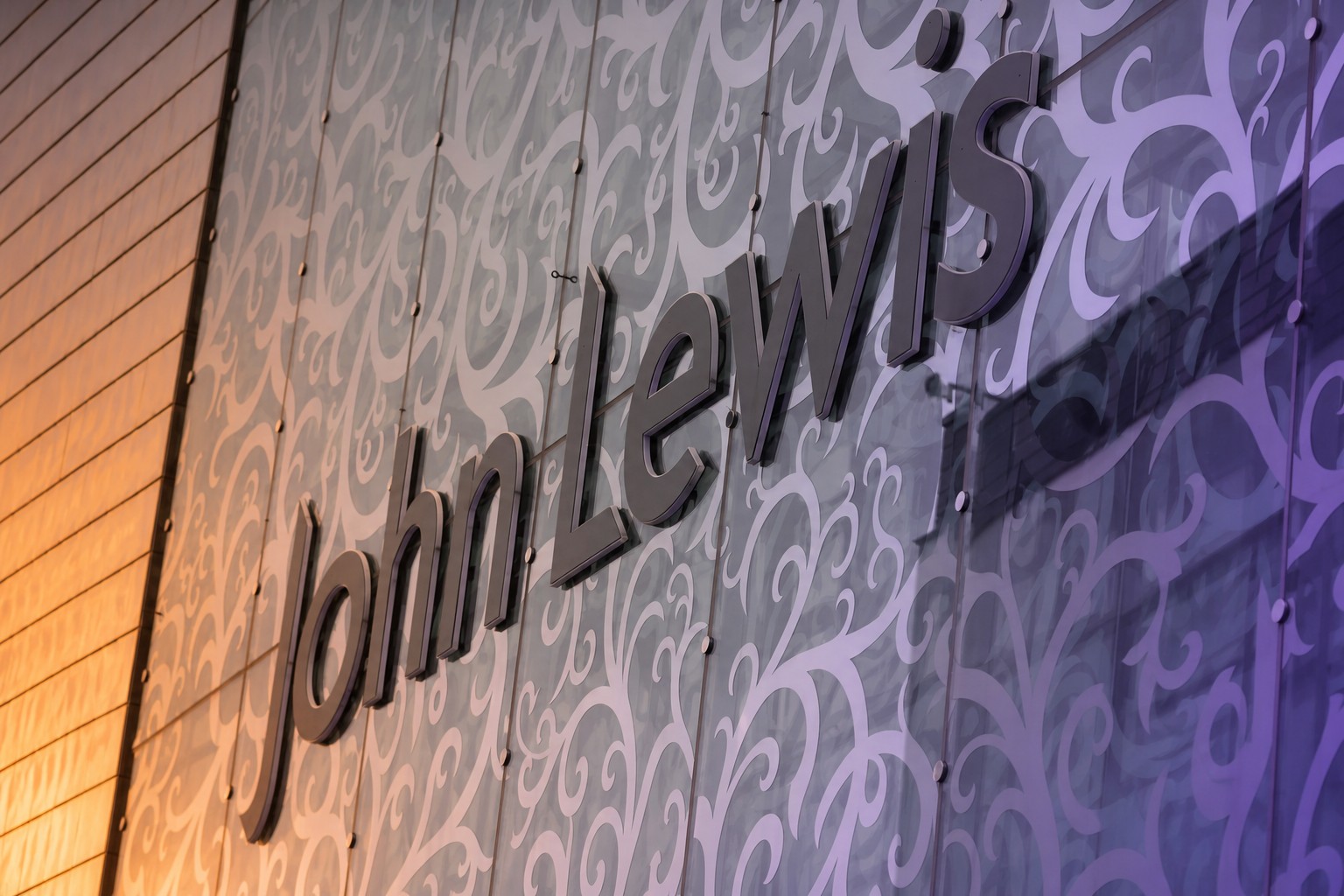 Обложка: John Lewis запустит на YouTube ток-шоу, чтобы чаще попадать в поиск ИИ