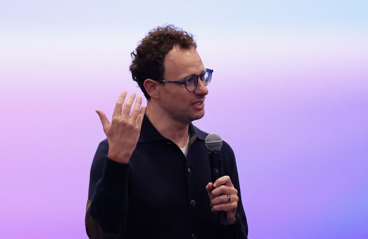 Дарио Амодеи выступает на саммите Dreamforce 2026 в Сан-Франциско, штат Калифорния, в сентябре