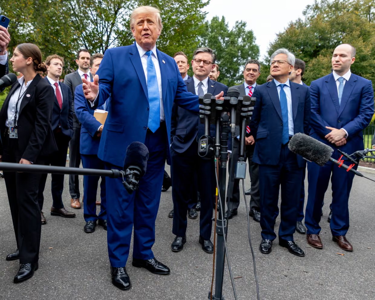 Дональд Трамп, Майк Джонсон и ведущие руководители технологических компаний, в том числе Дженсен Хуанг, выступают у западного крыла Белого дома в Вашингтоне 29 сентября