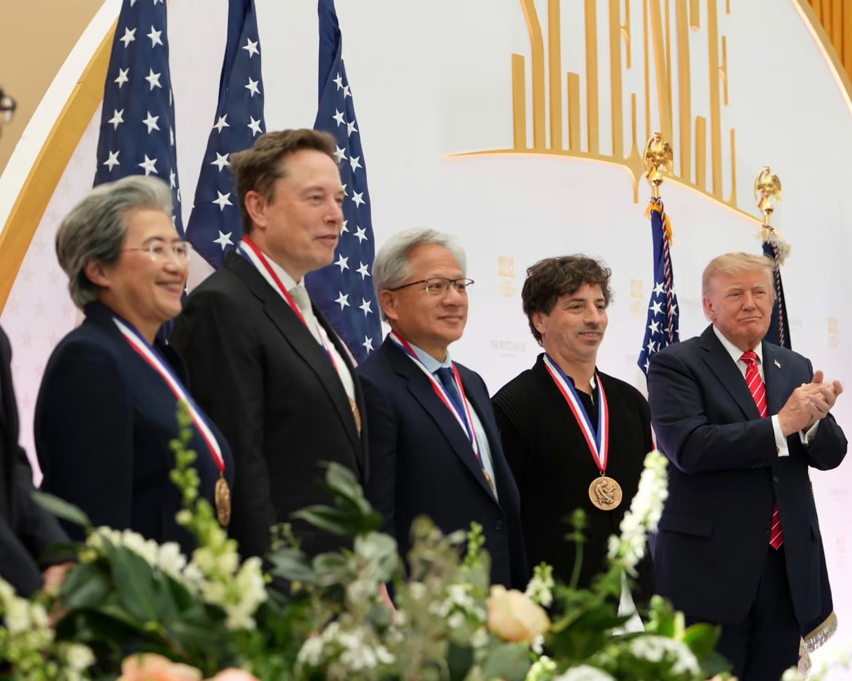 Дональд Трамп позирует с лауреатами Национальной научной медали, в том числе с Сергеем Брином из Google, Дженсеном Хуангом из Nvidia и Илоном Маском, 8 октября в Вашингтоне