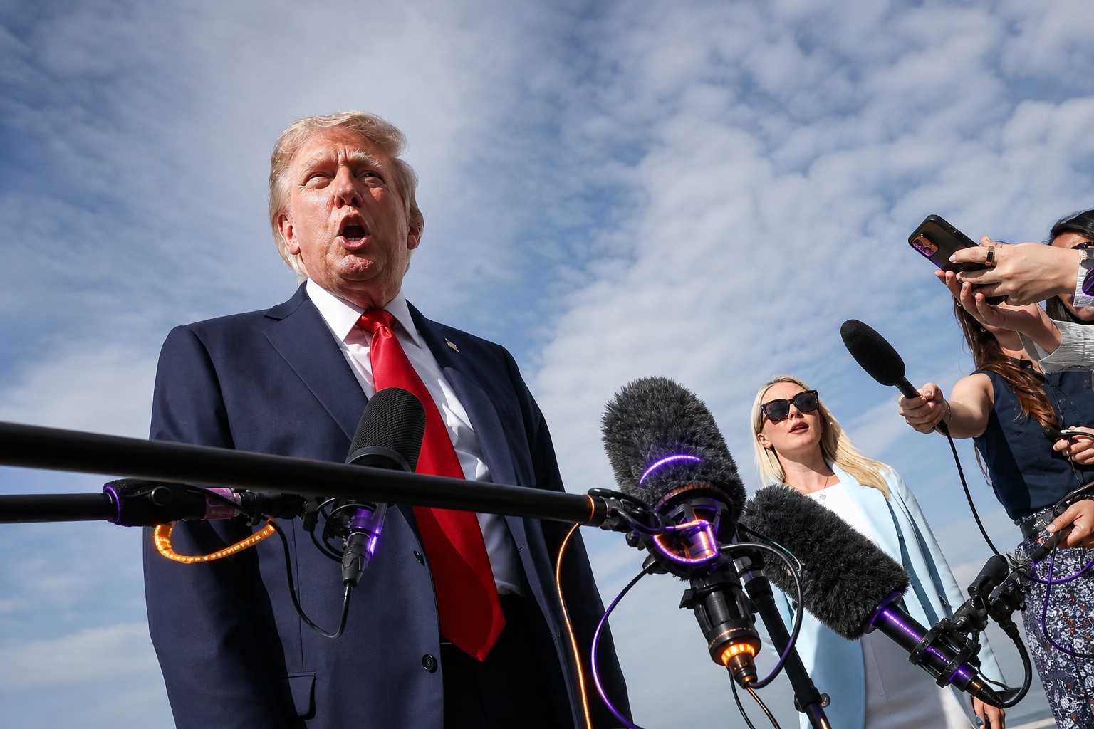 Обложка: Трамп: противники дата-центров «хотят остаться отсталыми и бедными»