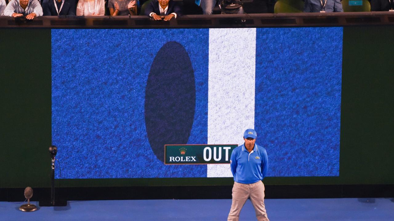 Электронное определение линии Hawk-Eye в теннисе: на экране показано решение OUT